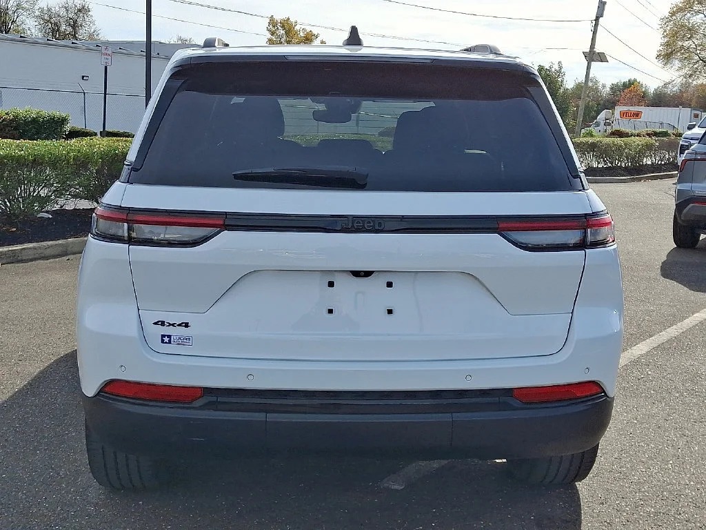 Used 2023 White Jeep Altitude 4x4 image 10