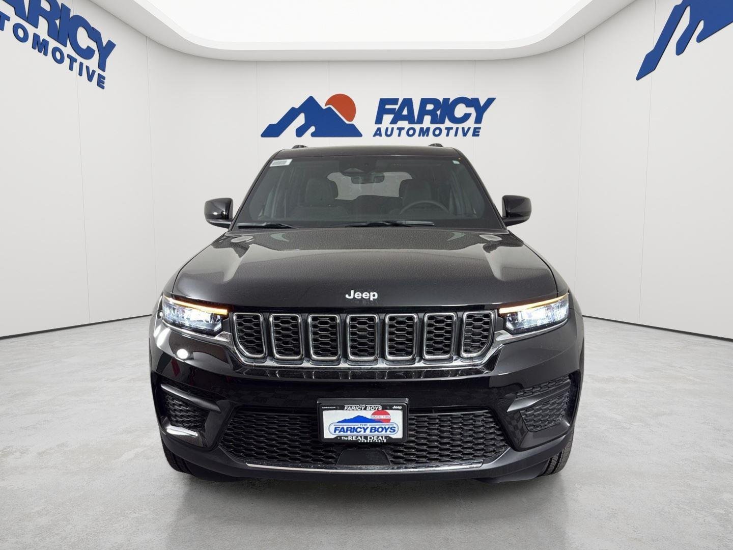New 2025 Diamond Black Crystal Pearl-Coat Exterior Paint Jeep Laredo image 3
