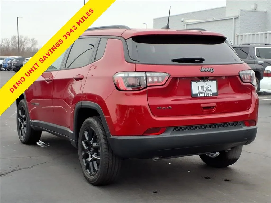 New 2026 Red Hot Pearl-Coat Exterior Paint Jeep Latitude image 4
