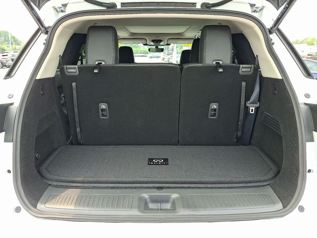 Used 2026 White INFINITI LUXE image 29