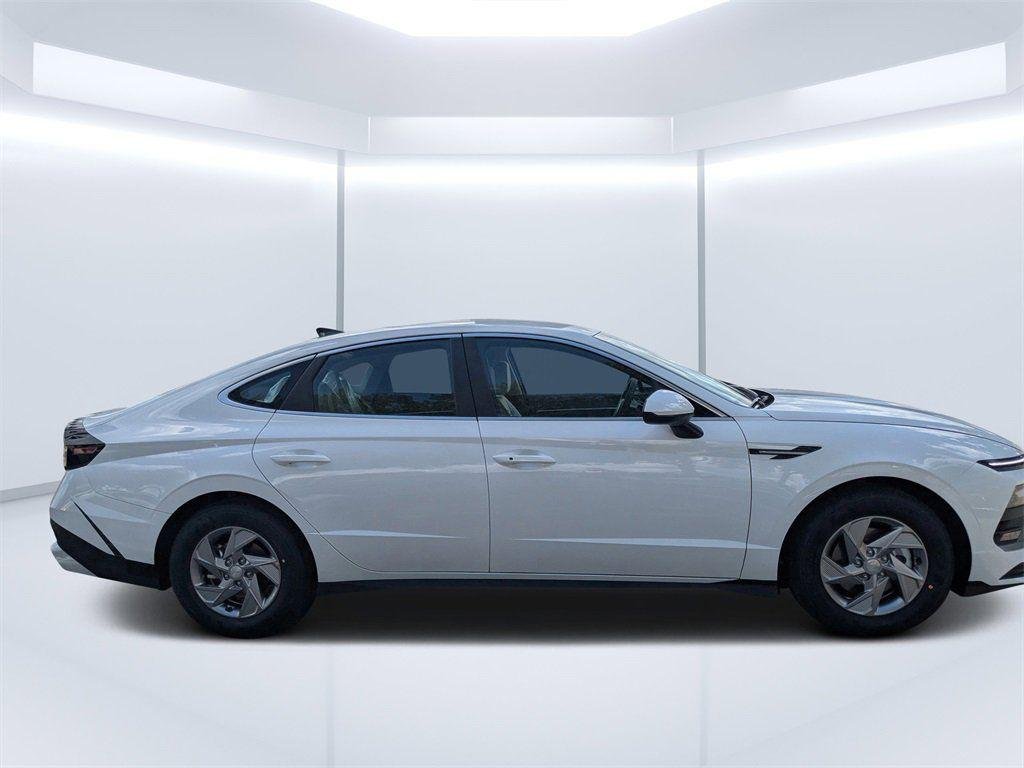 New 2026 White Hyundai SE image 2