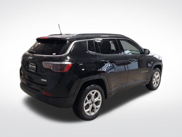 New 2026 Diamond Black Crystal Pearl-Coat Exterior Paint Jeep Latitude image 25