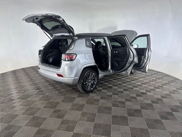 Used 2022 Silver Jeep Limited image 14
