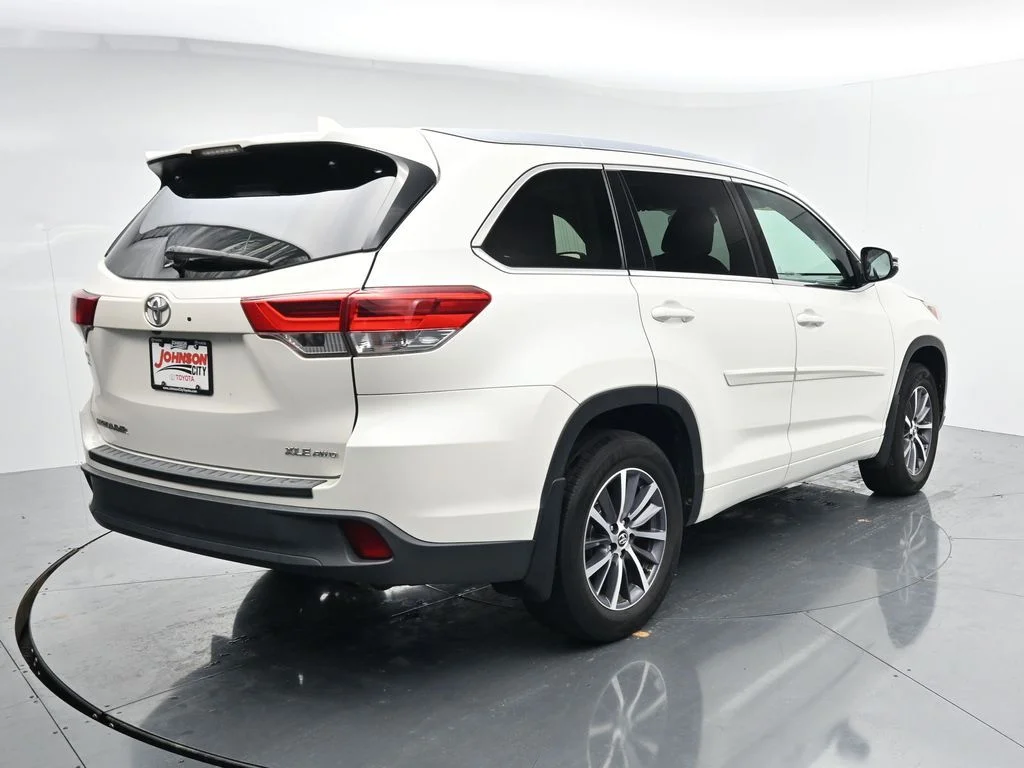 Used 2018 White Toyota XLE image 7