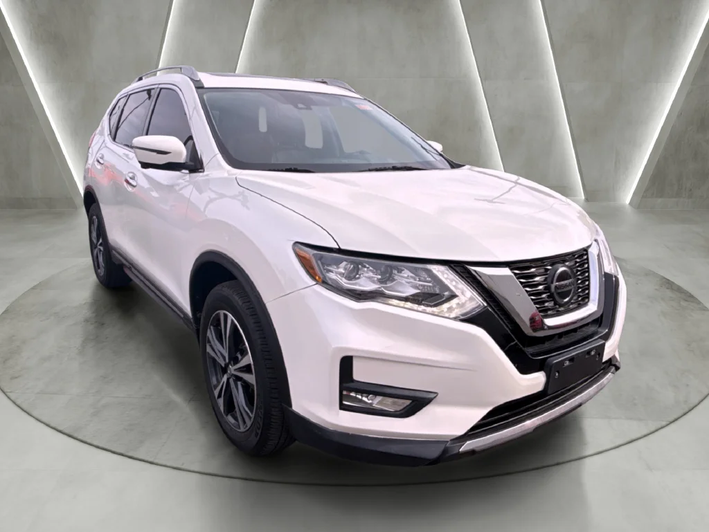 Used 2018 White Nissan SL image 1