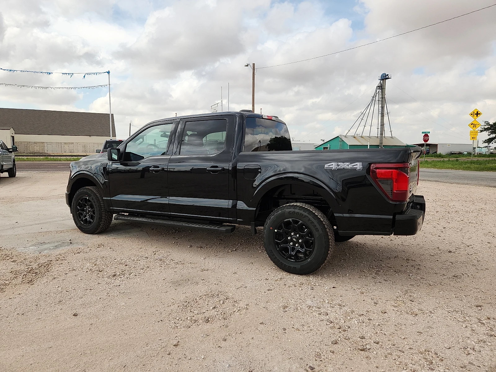 New 2026 Agate Black Metallic Ford XLT image 4