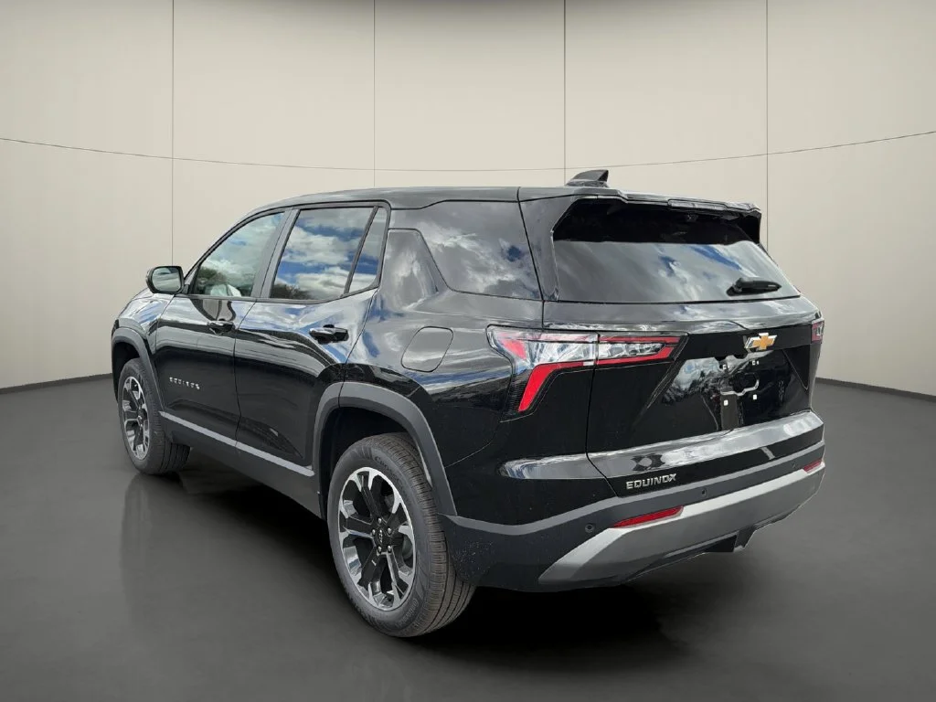 New 2027 Mosaic Black Metallic Chevrolet LT image 5