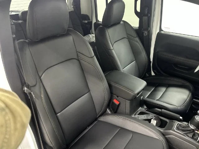 New 2026 Bright White Clear-Coat Exterior Paint Jeep Sahara image 26