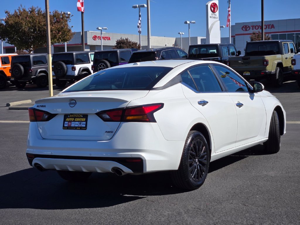 Certified Used 2025 White Nissan 2.5 SV image 4