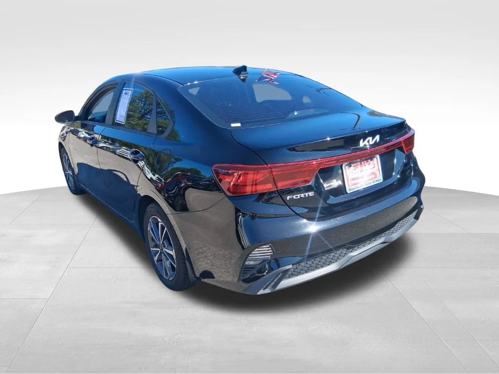 Used 2023 Black Kia LXS image 7