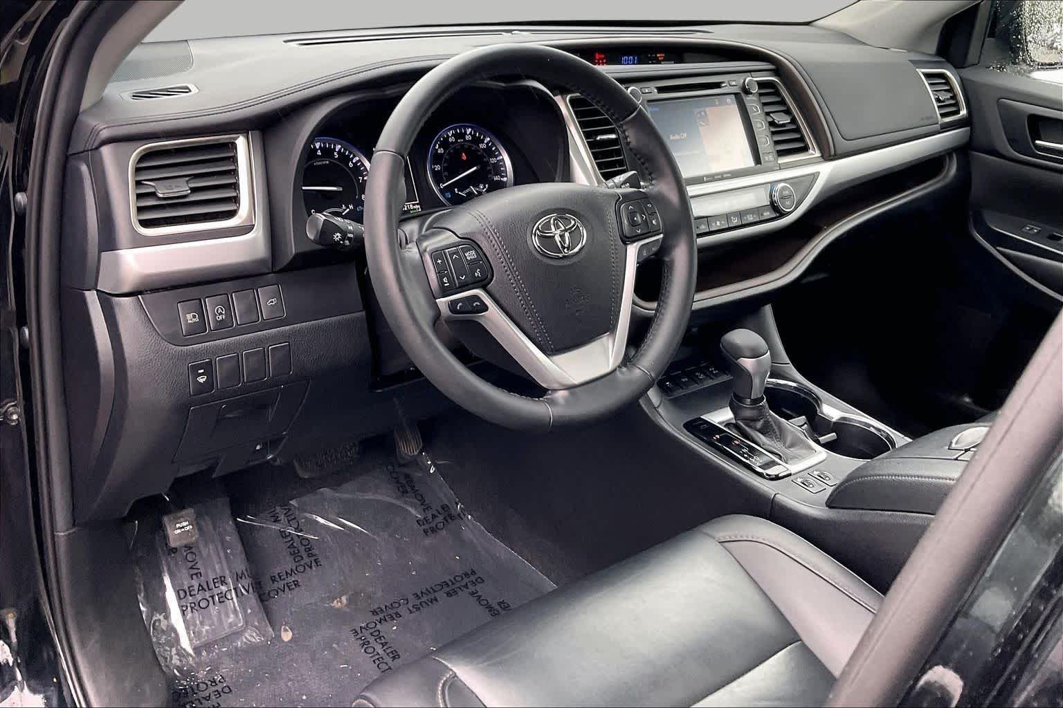 Used 2019 Midnight Black Metallic Toyota XLE image 17
