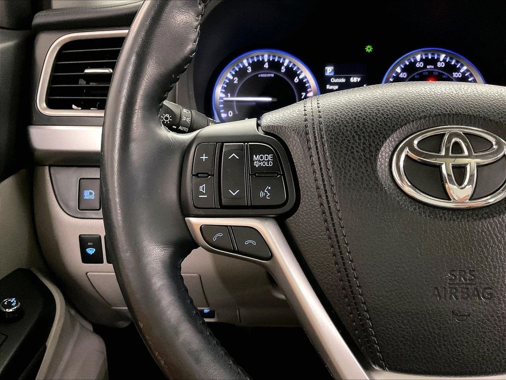 Used 2018 Silver Toyota XLE image 22