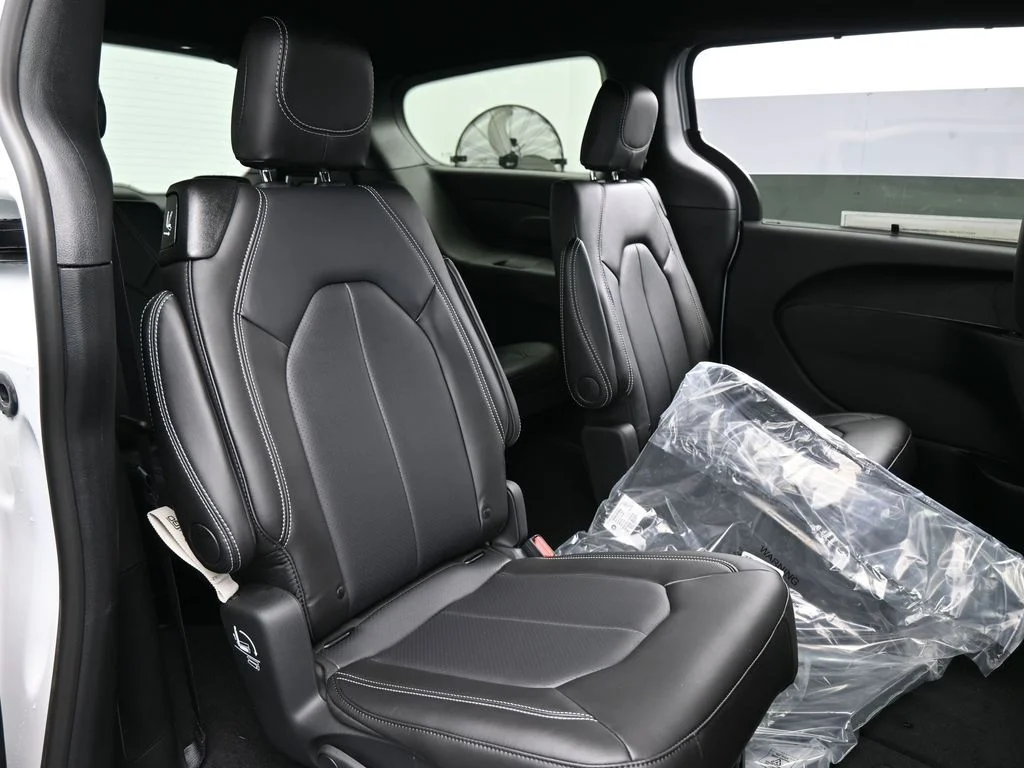 New 2026 Bright White Clear-Coat Exterior Paint Chrysler Select image 37