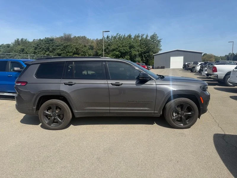 Used 2022 Gray Jeep Altitude image 15