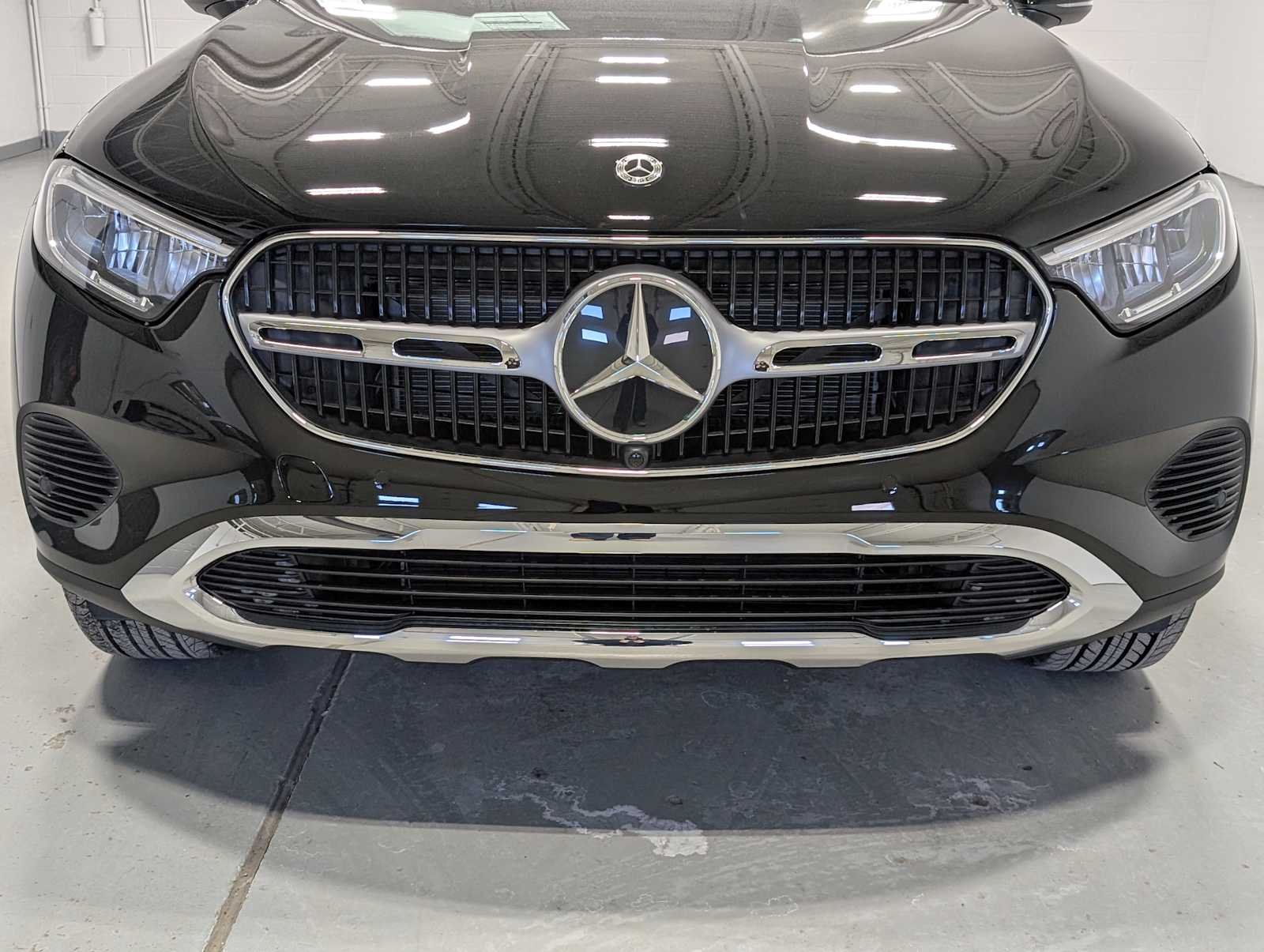Used 2026 Obsidian Black Metallic Mercedes-Benz GLC 300 image 2