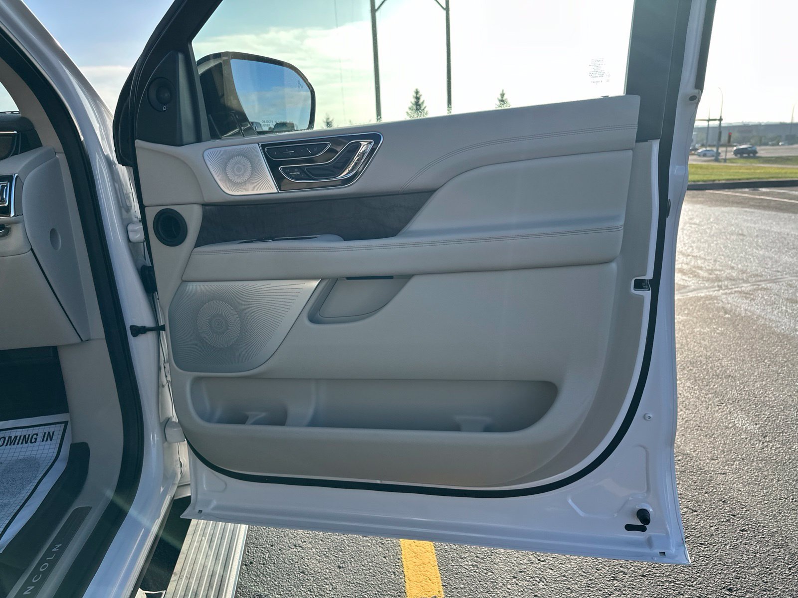 Used 2019 White Lincoln Reserve image 47