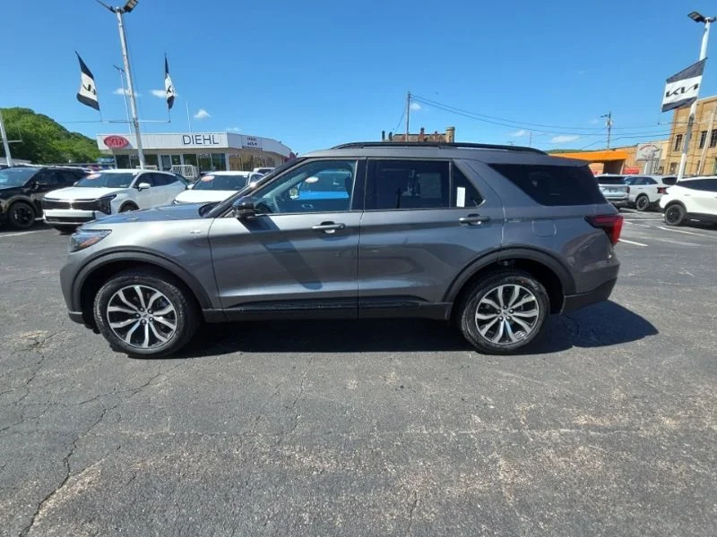 New 2026 Carbonized Gray Metallic Ford ST-Line image 4