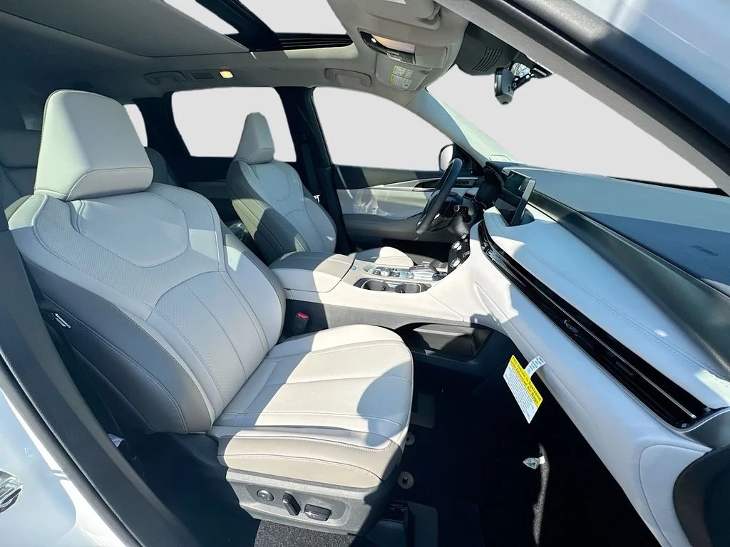 Certified Used 2026 White INFINITI LUXE image 32