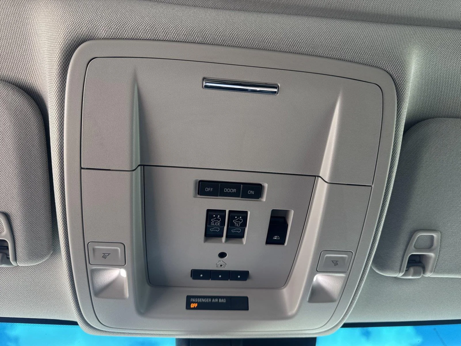 Used 2018 IRIDESCENT PEARL TRICOAT Chevrolet LTZ image 28