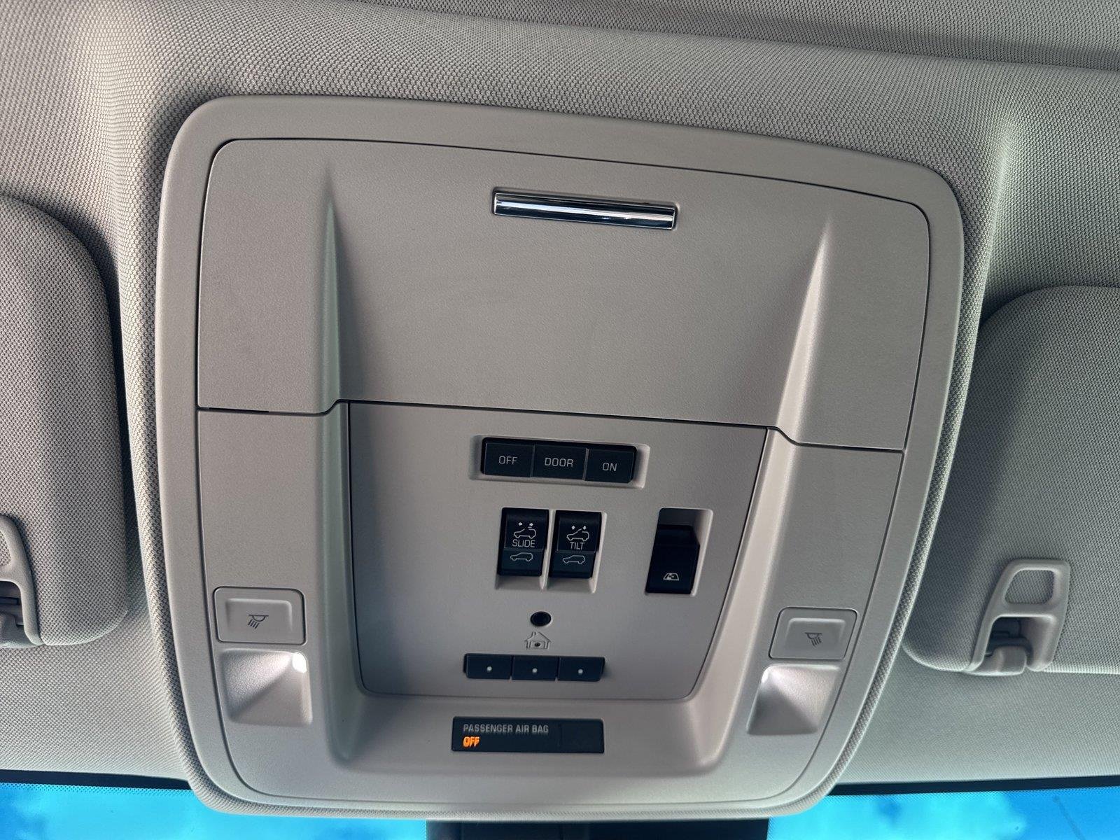 Used 2018 IRIDESCENT PEARL TRICOAT Chevrolet LTZ image 28