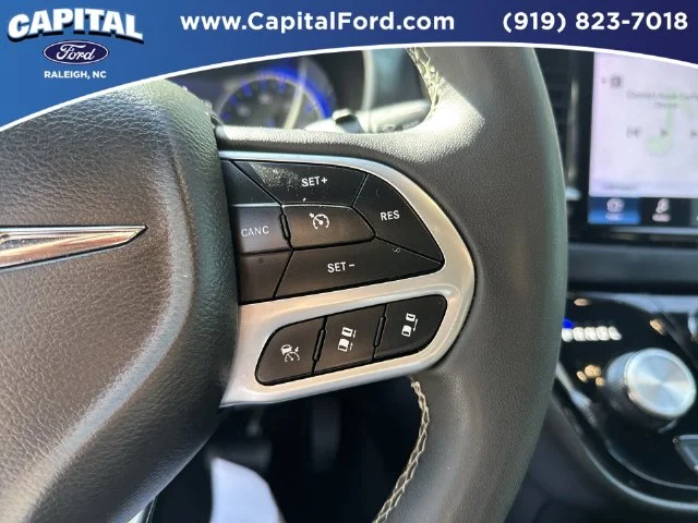 Used 2025 White Chrysler Select image 23