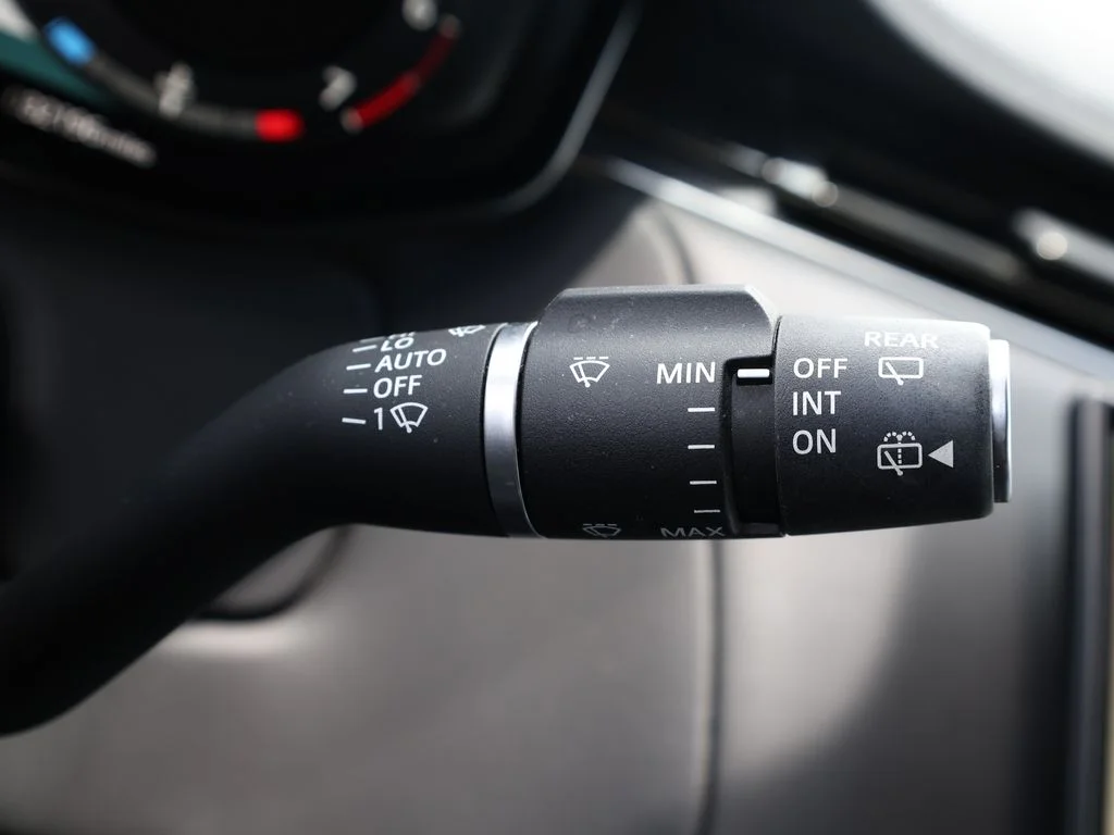 Used 2023 White Land Rover SE Dynamic image 40