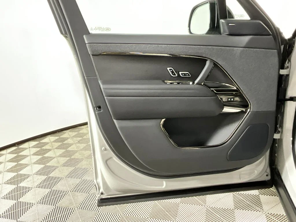 Used 2023 Gray Land Rover SE Dynamic image 18