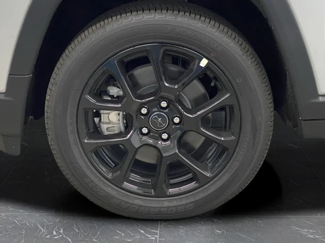 New 2026 Silver Zynith Metallic Clearcoat Jeep Latitude image 38
