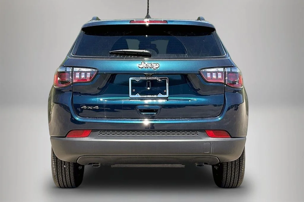 New 2026 Fathom Blue Pearl-Coat Exterior Paint Jeep Latitude image 3