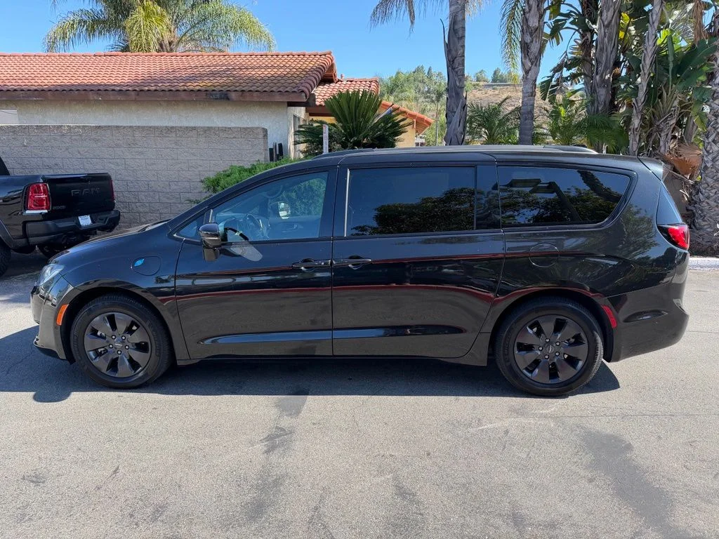 Used 2019 Black Chrysler Limited image 10