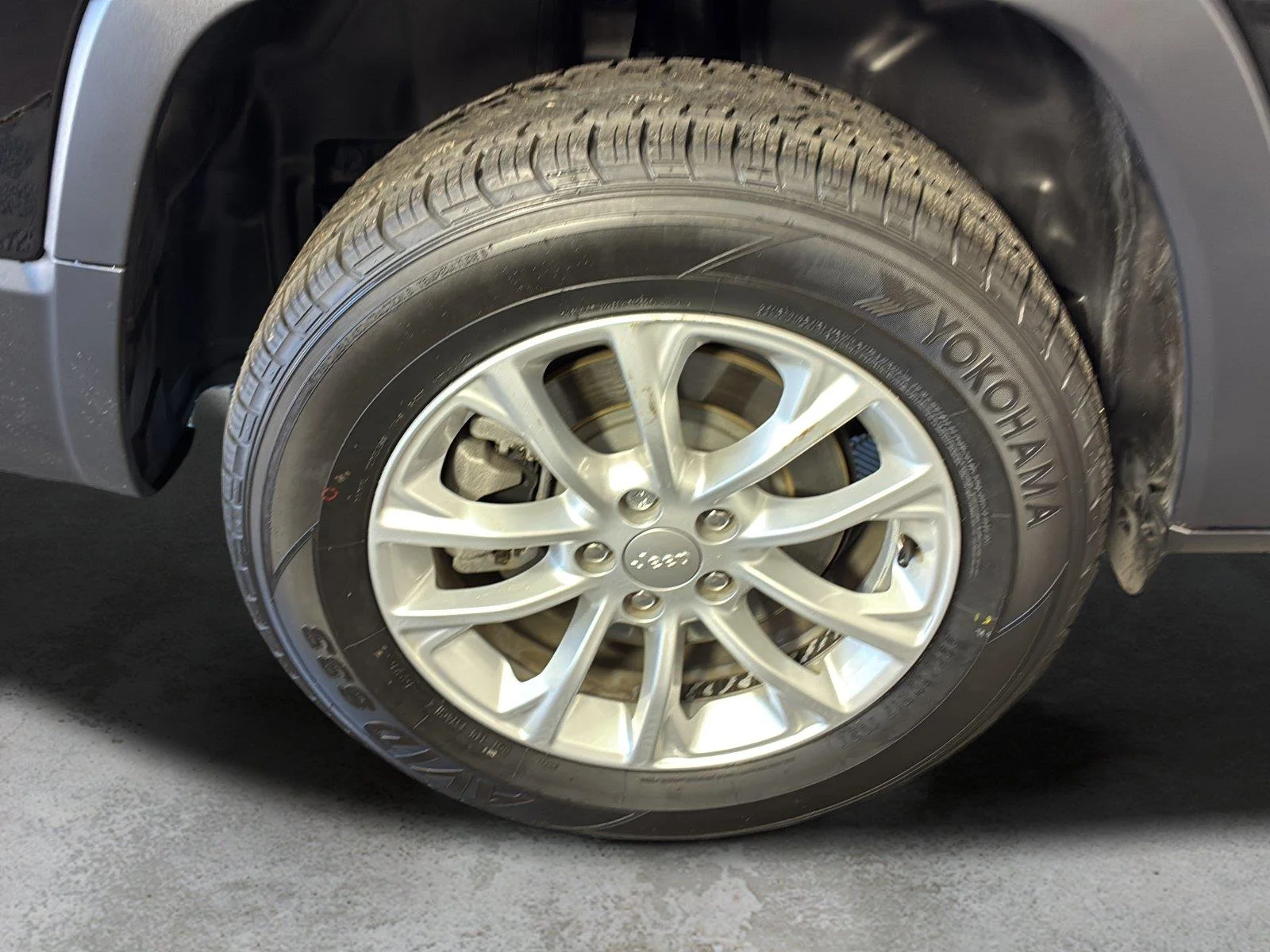 Used 2020 Diamond Black Crystal Pearlcoat Jeep Latitude image 14