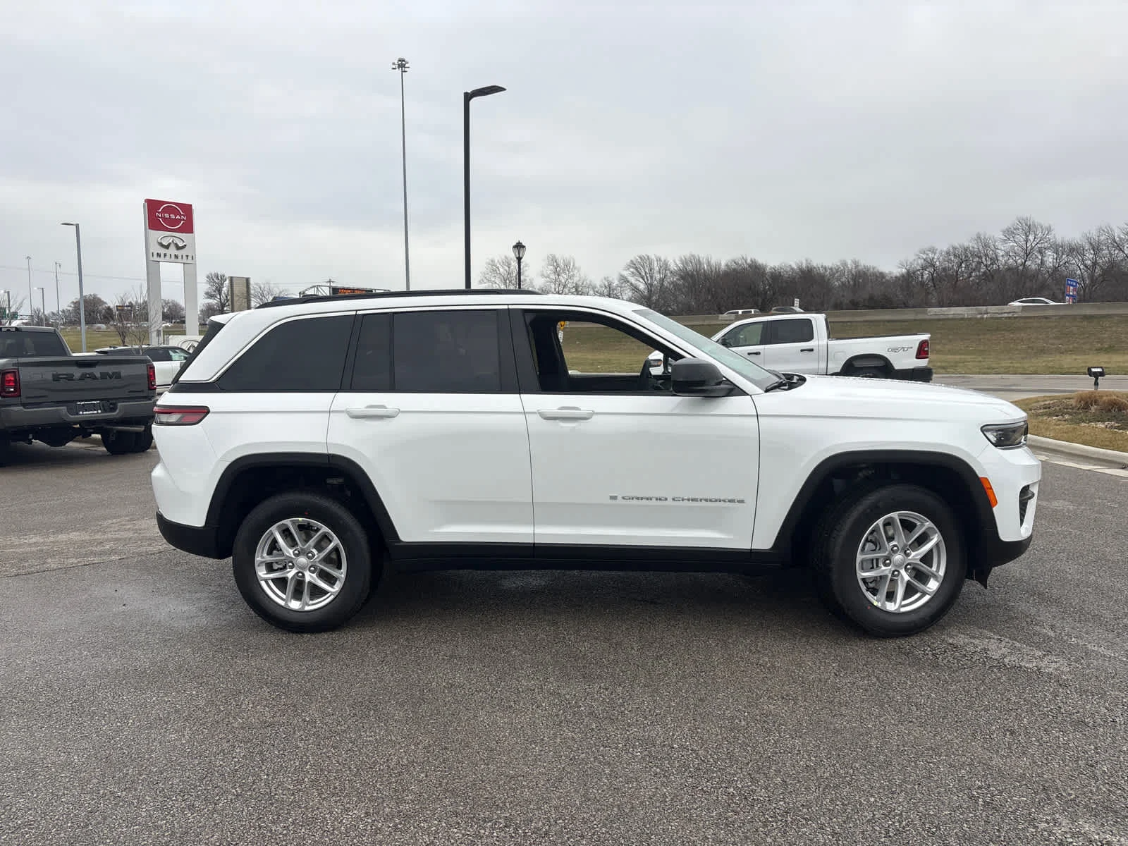 New 2026 Bright White Clear-Coat Exterior Paint Jeep Laredo image 10