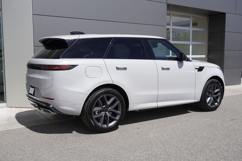 New 2026 Borasco Grey Land Rover Dynamic SE image 4