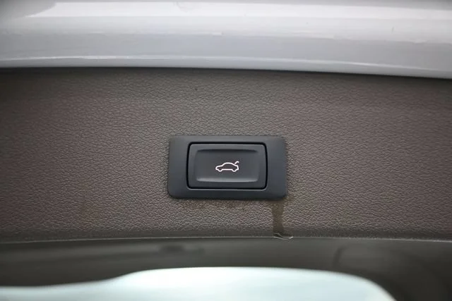 Used 2024 White Frost Tricoat Buick Avenir image 24