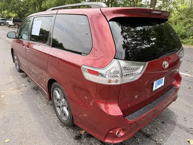 Used 2017 Salsa Red Pearl Toyota SE Premium 8-Passenger image 5