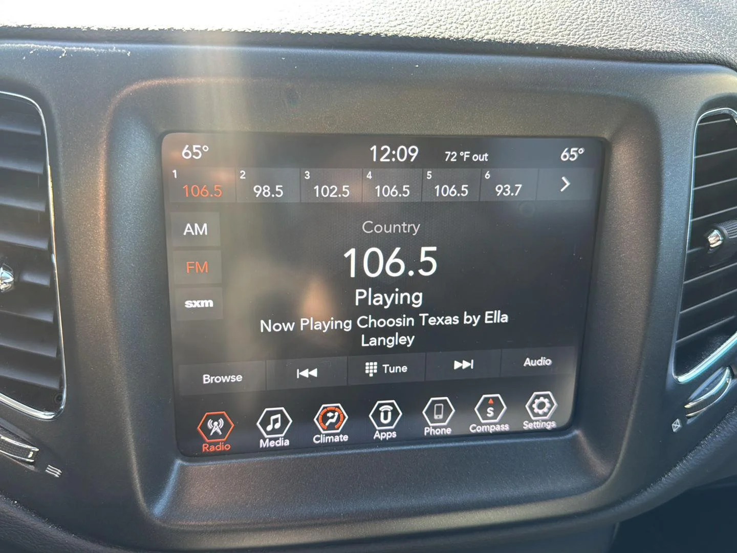 Used 2019 White Clearcoat Jeep Trailhawk image 18