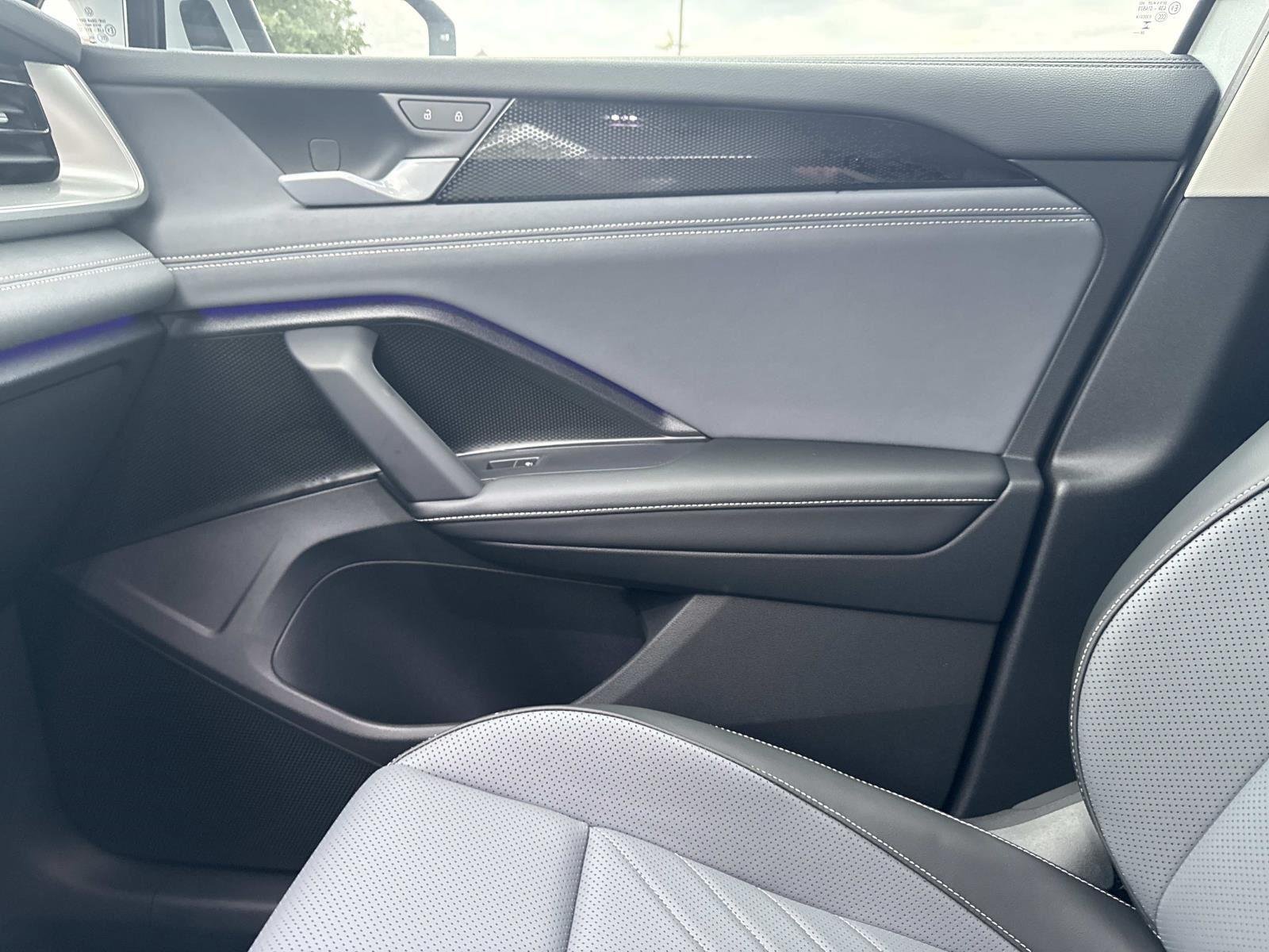 Certified Used 2025 Pyrite Silver Metallic Volkswagen SE image 28