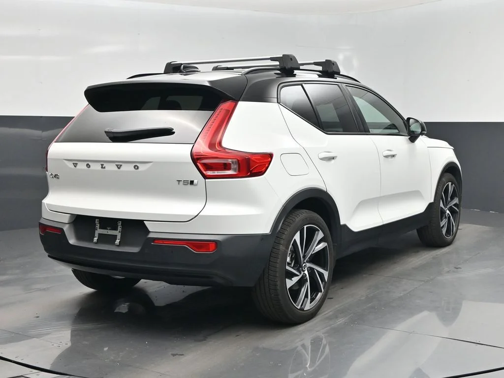Used 2022 White Volvo R-Design image 28