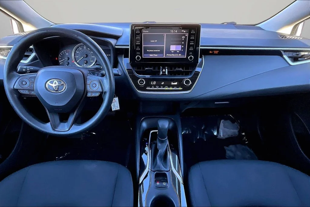 Used 2020 White Toyota LE image 7