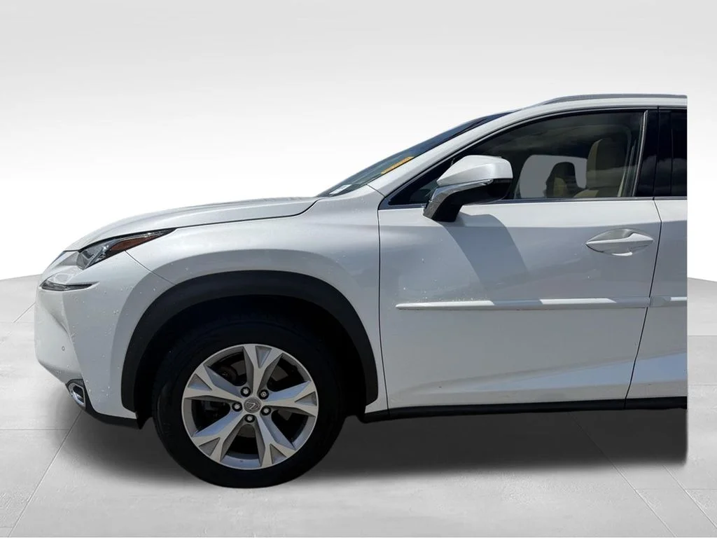 Used 2017 White Lexus 200t image 22