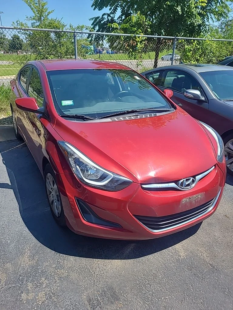 Used 2016 Red Hyundai SE image 2