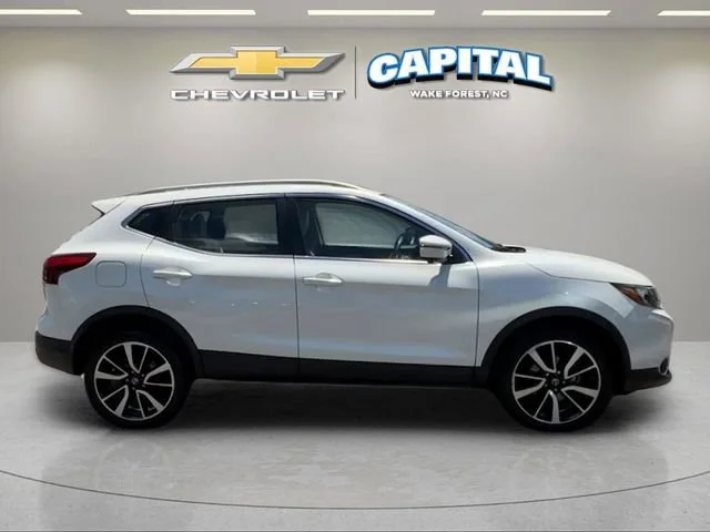 Used 2019 White Nissan SL image 6