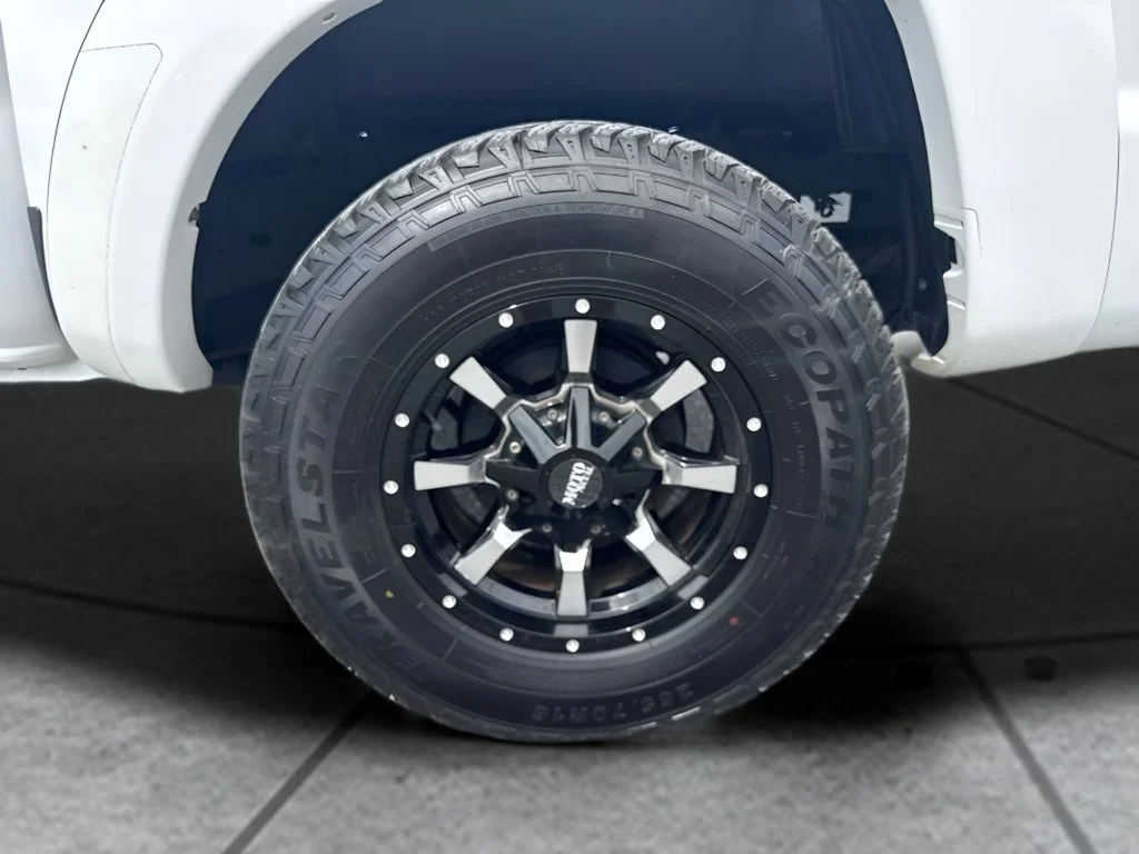 Used 2013 White Toyota Base image 18
