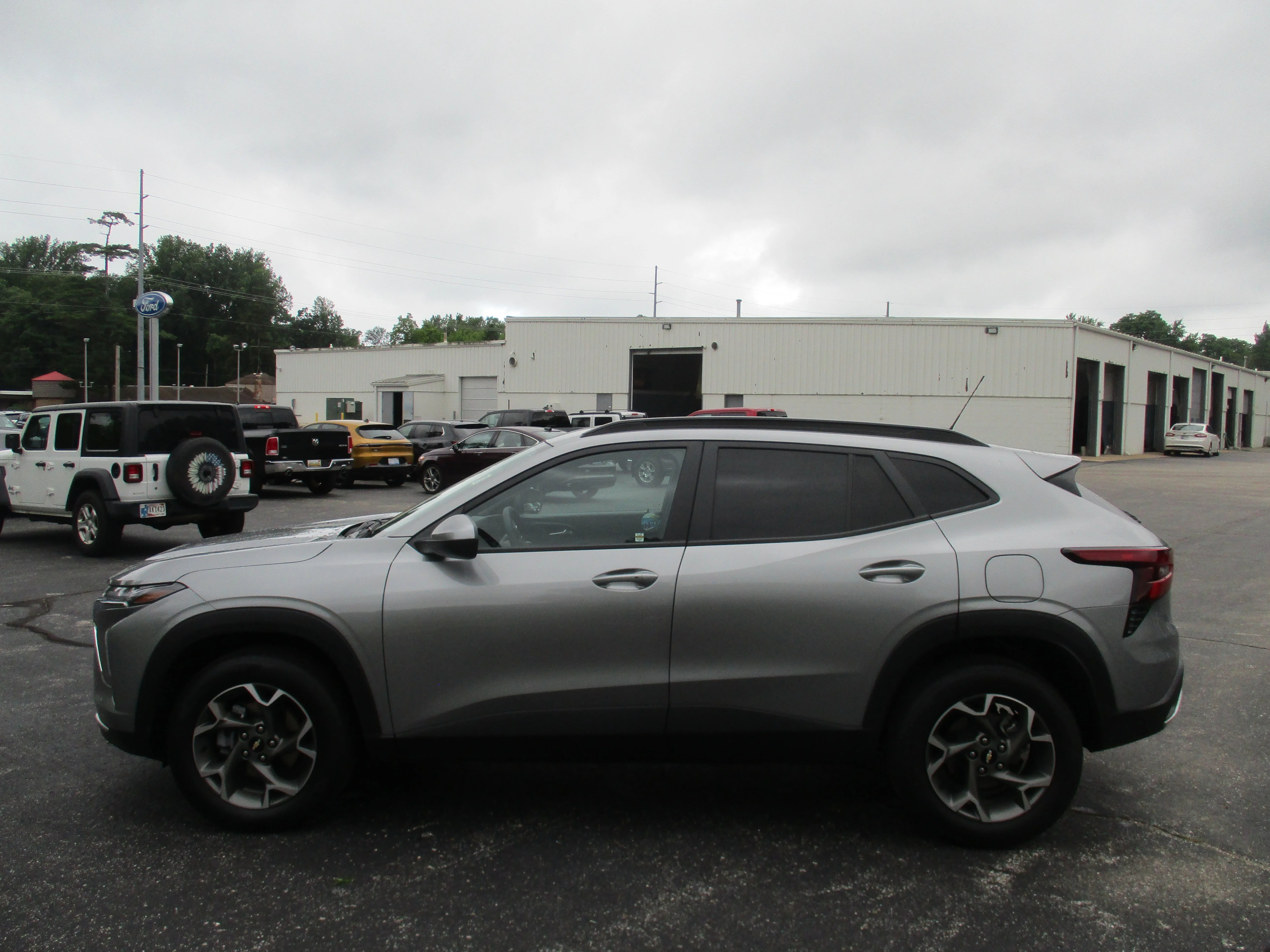 Used 2025 Sterling Gray Metallic Chevrolet LT FWD image 49