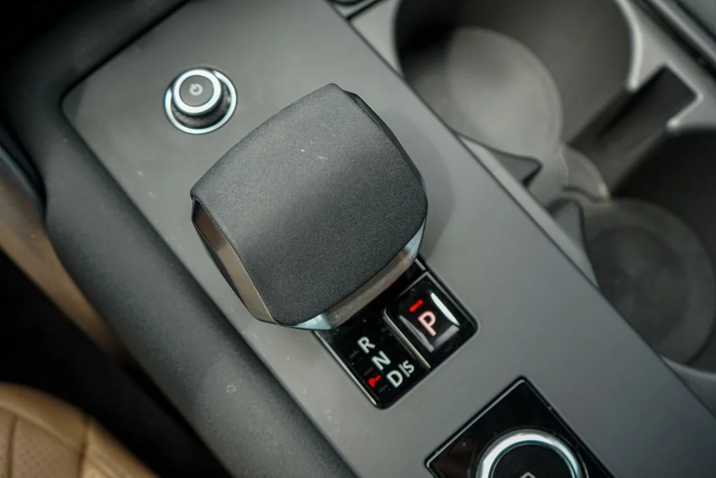 Used 2025 Black Land Rover Dynamic SE image 18