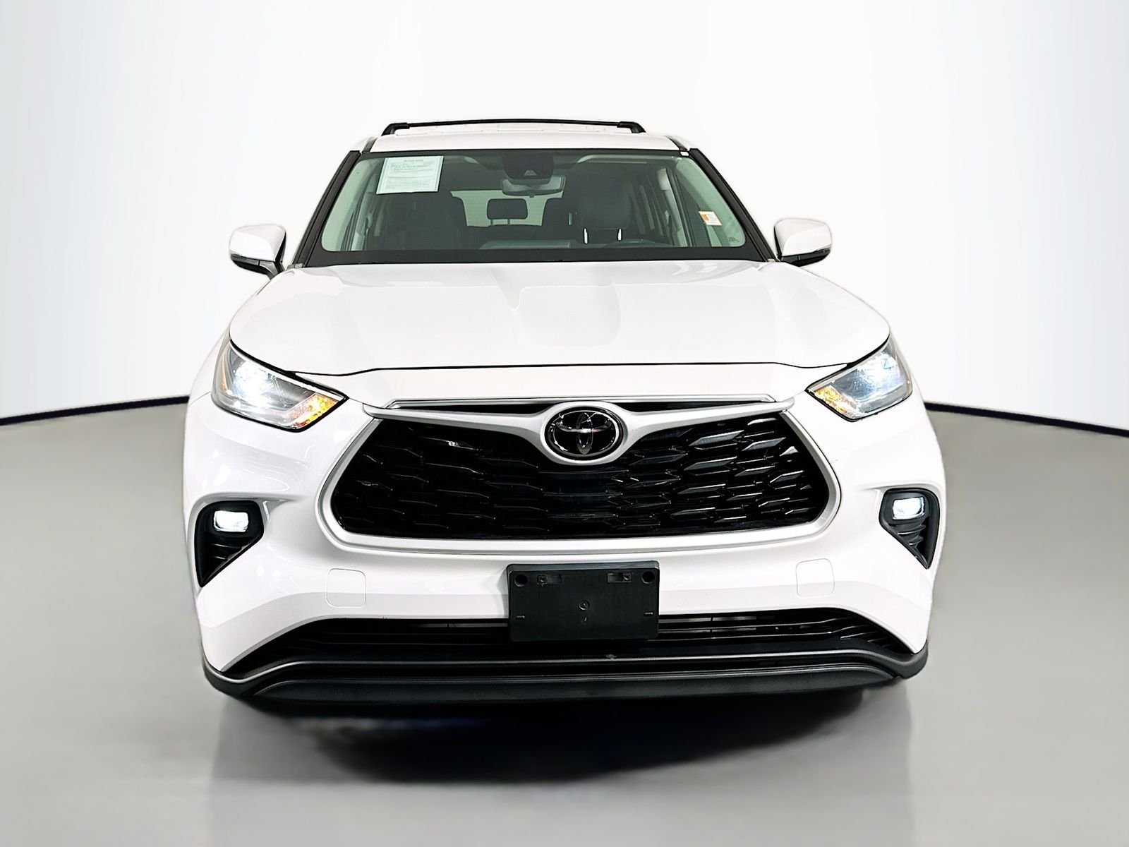 Used 2022 Pearl Toyota LE image 2
