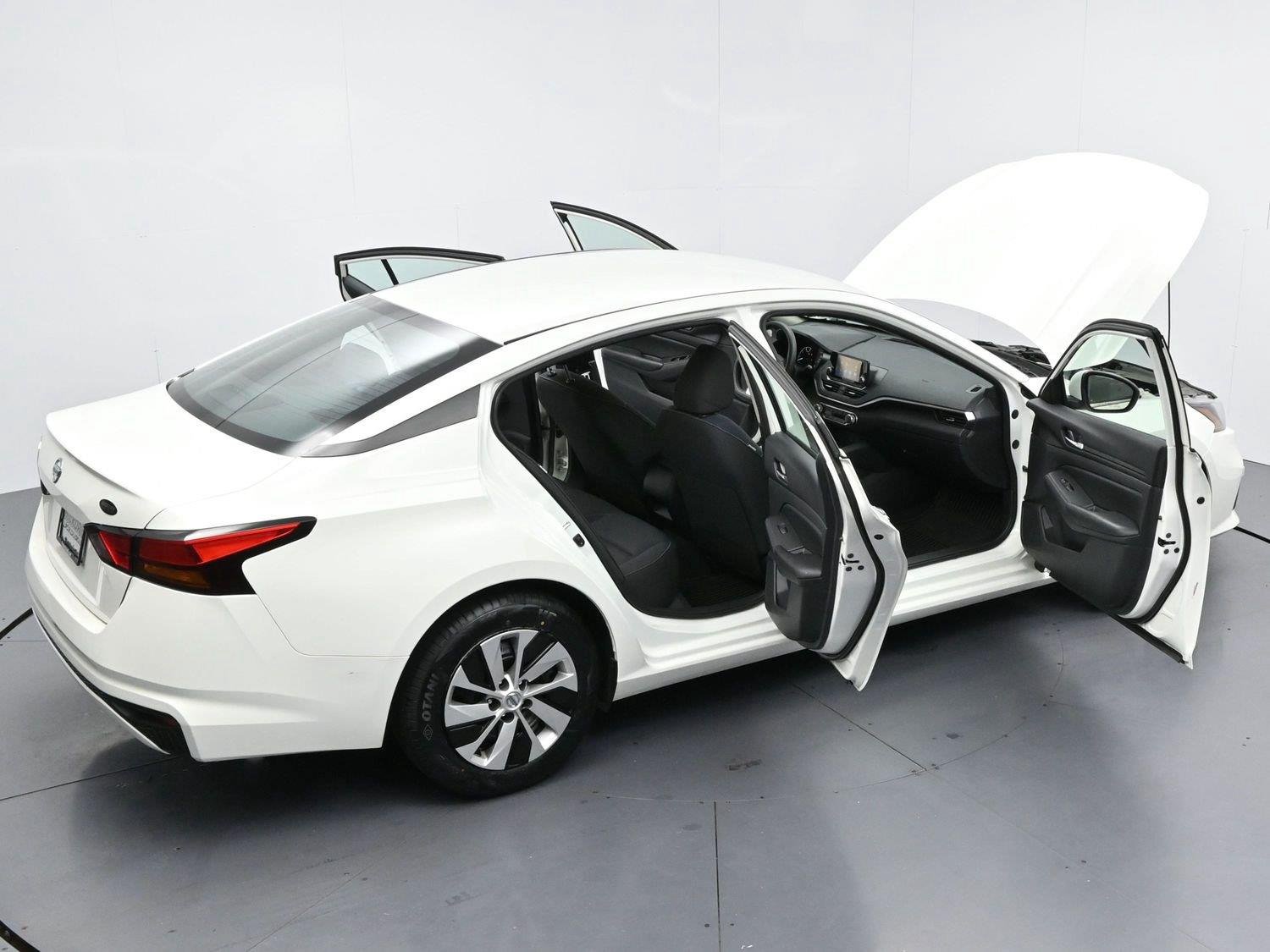 Used 2022 Glacier White Nissan 2.5 S image 37