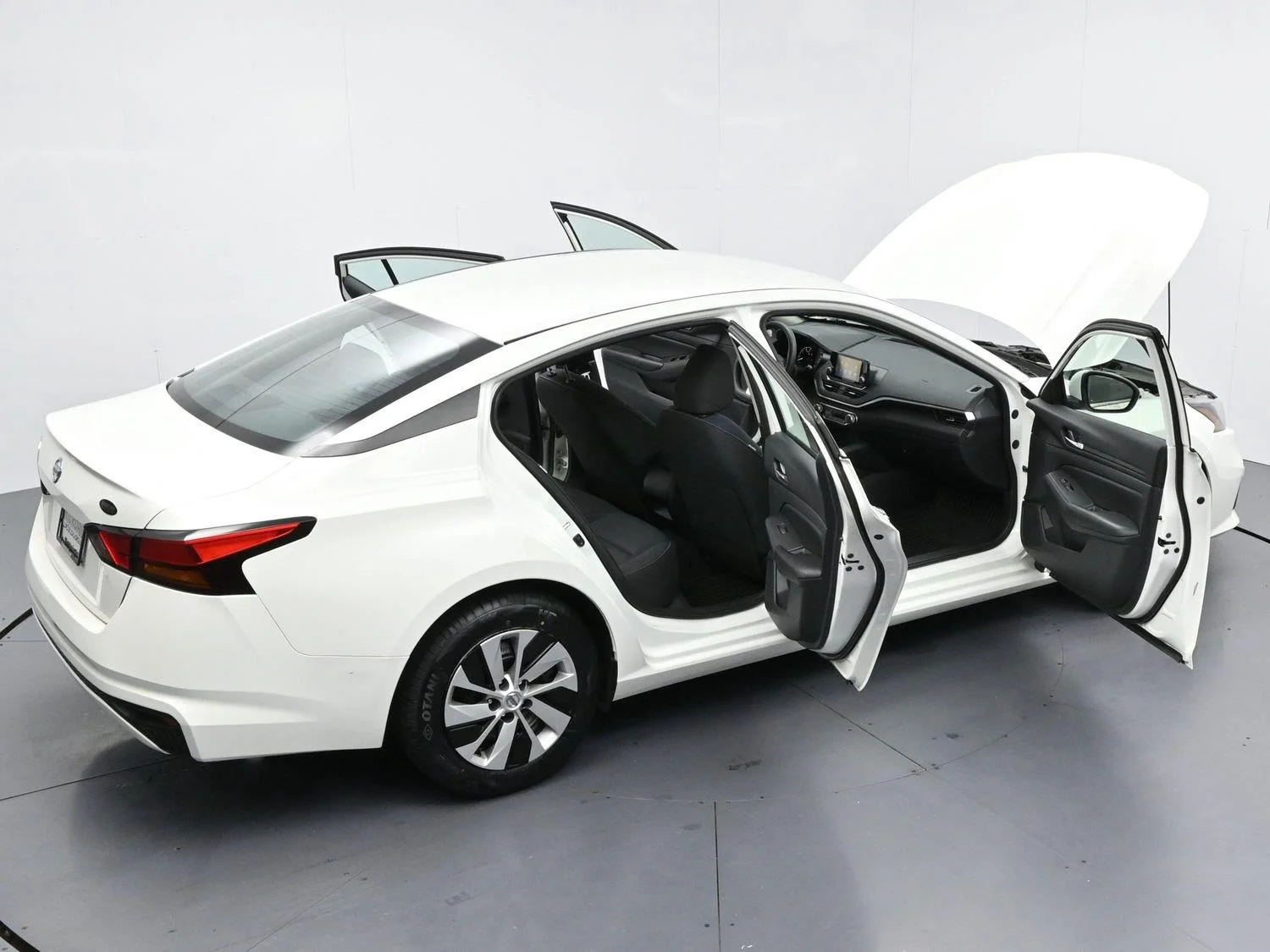 Used 2022 Glacier White Nissan 2.5 S image 37