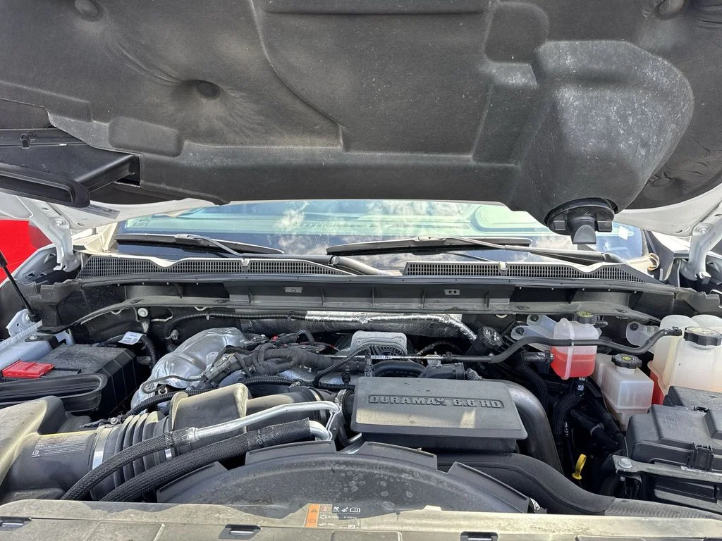Used 2025 White GMC SLT image 25