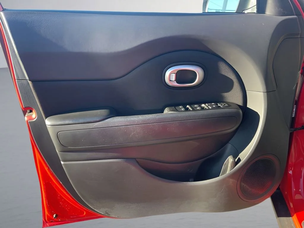 Used 2016  Kia + image 9
